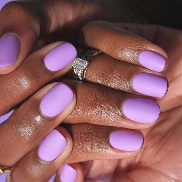 Uñas para boda color lavanda o lila tendencia 2023