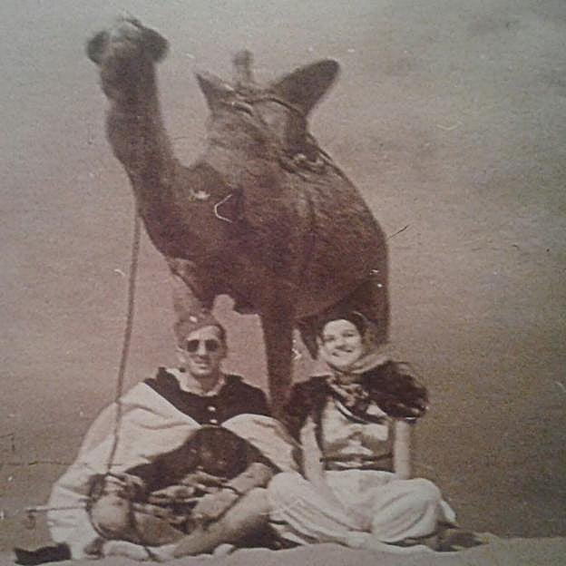 Mis padres, capitán de Tiradores Luis Muñoz Cebrián e Isabel Valcárcel Muñoz, en las dunas del desierto del Sáhara Occidental español.