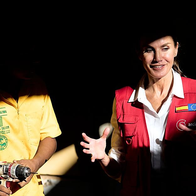 Imagen principal - La reina Letizia durante el encuentro con los alumnos y profesores de la Escuela Taller de Cartagena de Indias.