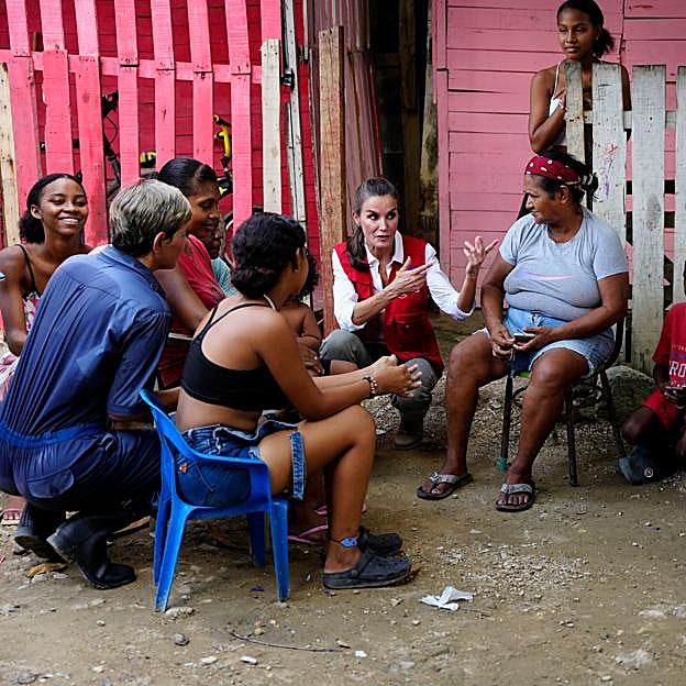 La reina LEtizia hablando con algunos vecinos del barrio de Villahermosa.