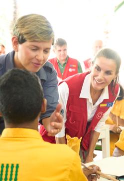 Imagen secundaria 2 - La reina Letizia durante el encuentro con los alumnos y profesores de la Escuela Taller de Cartagena de Indias.