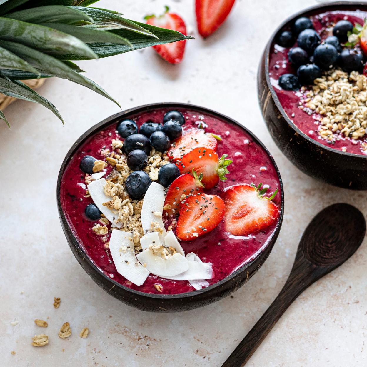 Dos açaí bowl con frutas. 