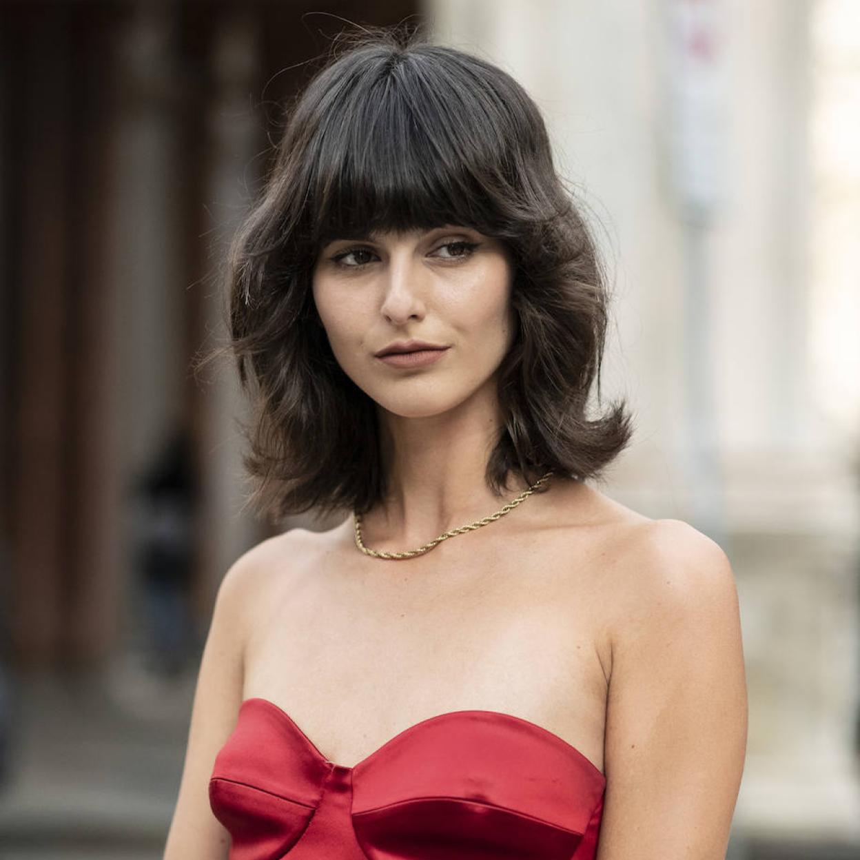 Influencer con flequillo para cara redonda