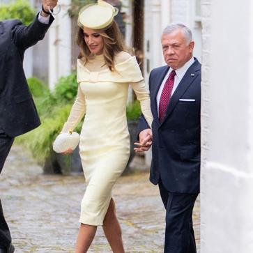 Imagen secundaria 1 - Letizia y Rania en la Coronación de Carlos III y la reina española a su entrada en la misa por Felipe de Edimburgo, algunos meses después de su fallecimiento. 