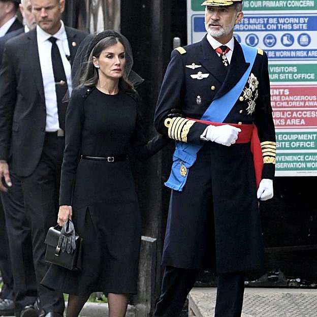 Imagen principal - Rania de Jordania y Letizia en el funeral de Isabel II y la monarca española a su llegada a la catedral de Atenas para despedir a Constantino de Grecia. 