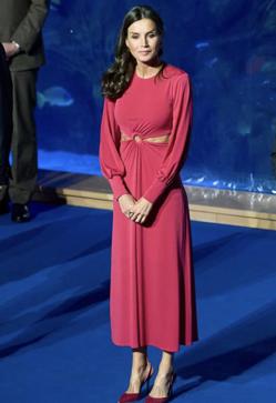 Imagen secundaria 2 - Rania es la reina que mejor lleva los diseños más rompedores, una asignatura aún pendiente para Letizia. 