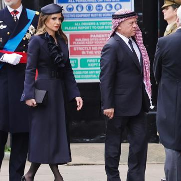 Imagen secundaria 1 - Rania de Jordania y Letizia en el funeral de Isabel II y la monarca española a su llegada a la catedral de Atenas para despedir a Constantino de Grecia. 