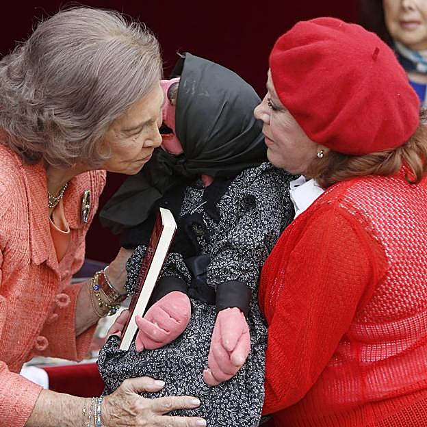 Mari Carmen con doña Rogelia saludando a la reina Sofía. 