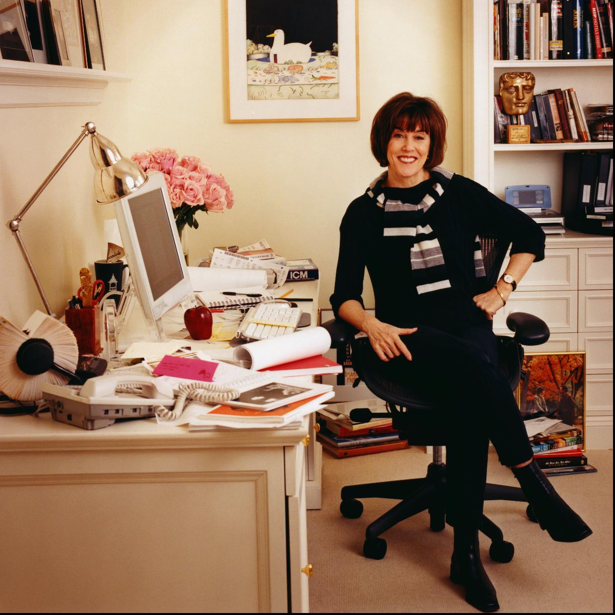 Retrato de archivo de Nora Ephron en su despacho.