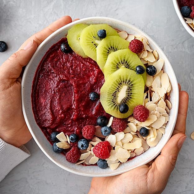 Açaí bowl con fruta y frutos secos. 