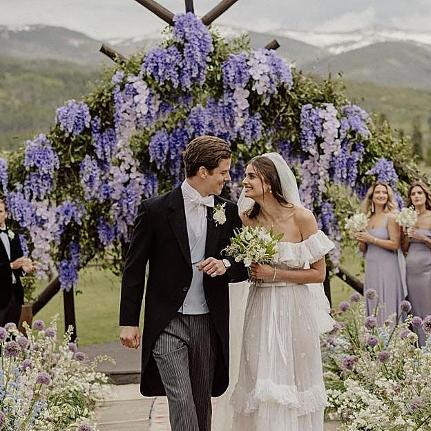 Taylor Hill y su marido el día de su boda.