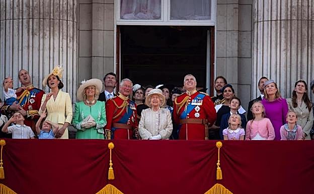 Foto de familia en el balcón de Buckimgham Palace con motivo del desfile 'Trooping the Colour' de 2019, con una Camilla inconfundible vestida de verde.
