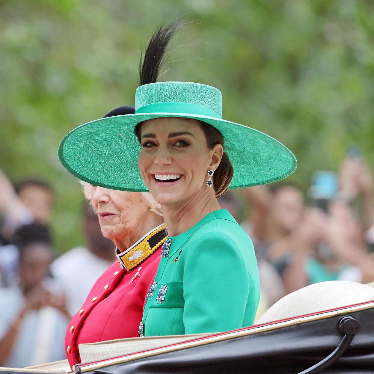 Kate Middleton sorprende con un estilismo muy elegante en su estreno como Coronel de la Guardia en el desfile Trooping the Colour. 