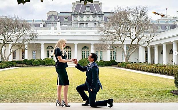 Tiffany, el día de su compromiso con el empresario Michael Boulos, en los jardines de la Casa Blanca. 