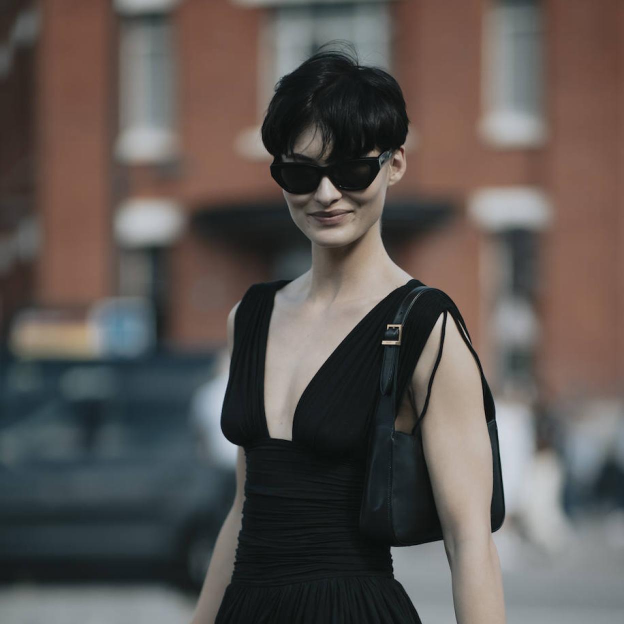 Modelo con corte de pelo corto a capas