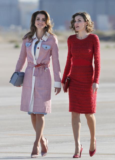 Imagen - Rania de Jordania y la reina Letizia en el aeropuerto de Madrid en 2015. / GTRES