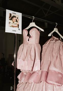 Imagen secundaria 2 - Modelos en el backstage del último desfile de Redondo.