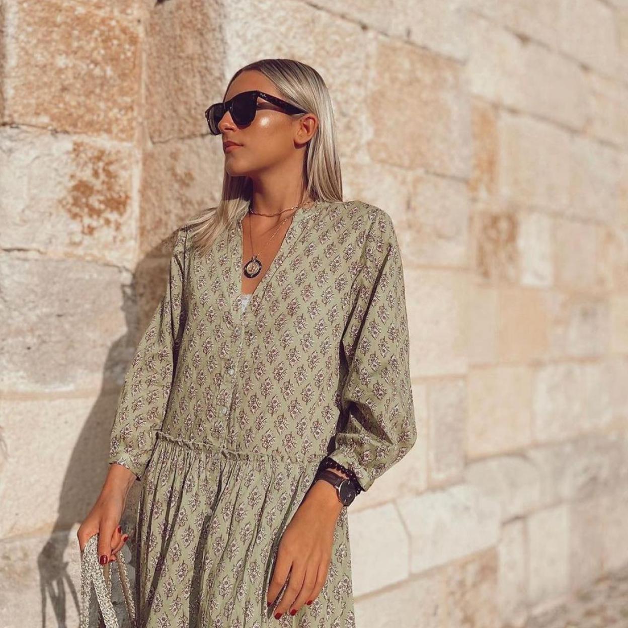 Una mujer con vestido túnica.