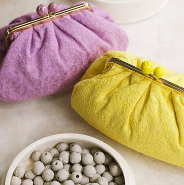 Imagen secundaria 1 - El cierre de boquilla del bolso está rematado con dos bolas de cerámica creadas en la manufactura de Emaux de Longwy, con más de 200 años de tradición artesanal y el sello de Empresa Patrimonio Vivo de Francia.