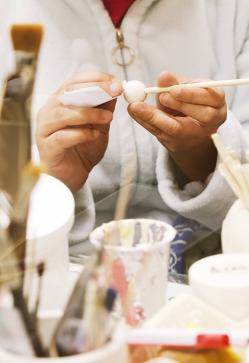 Imagen secundaria 2 - El cierre de boquilla del bolso está rematado con dos bolas de cerámica creadas en la manufactura de Emaux de Longwy, con más de 200 años de tradición artesanal y el sello de Empresa Patrimonio Vivo de Francia.