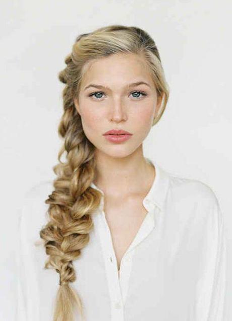 Imagen - Peinado de pelo liso con trenza de lado romántica