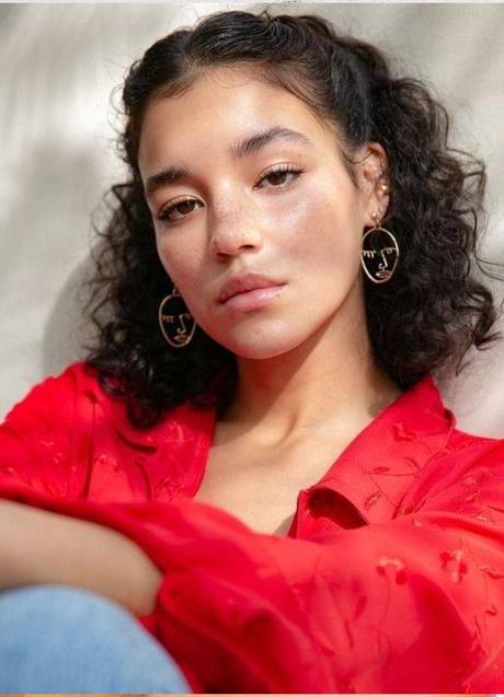 Imagen - Pelo rizado con recogido de dos trenzas