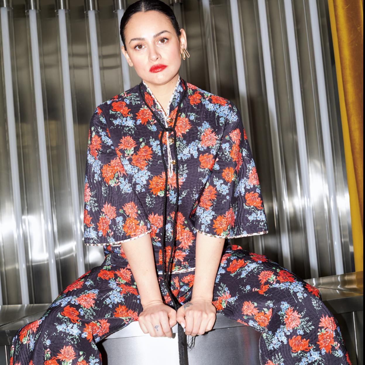 Rocío Aguirre viste chaqueta y pantalón de Gucci y pendientes de Unode50.