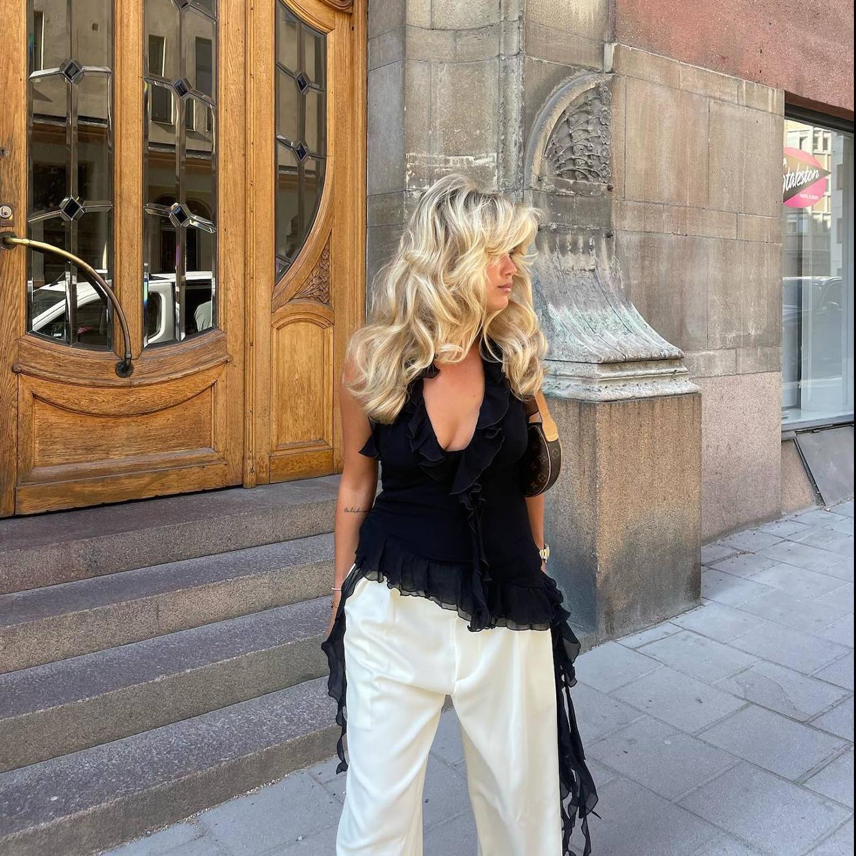 La influencer lleva un ruffled top en tendencia