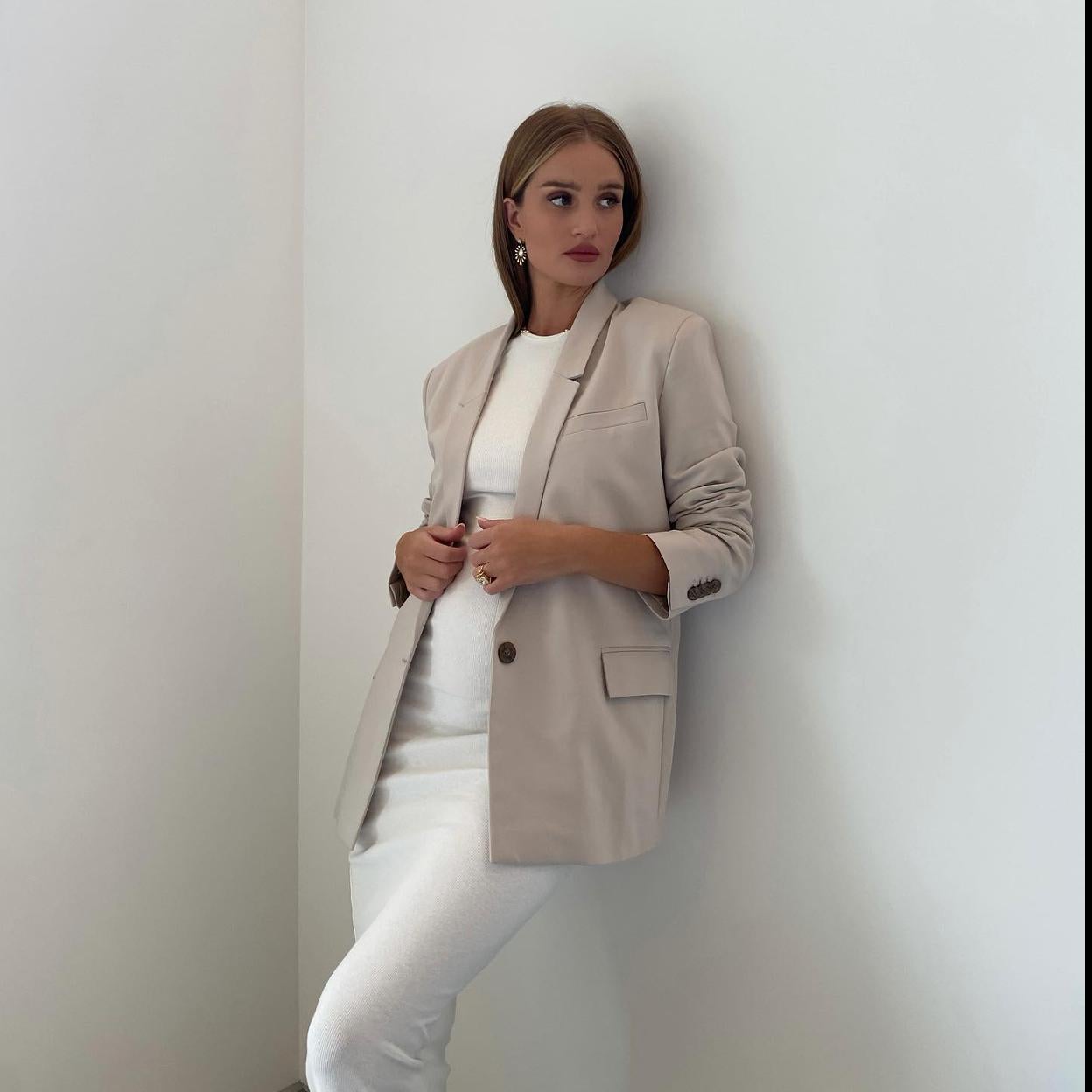 La modelo Rosie Huntington-Whiteley con un vestido de punto.