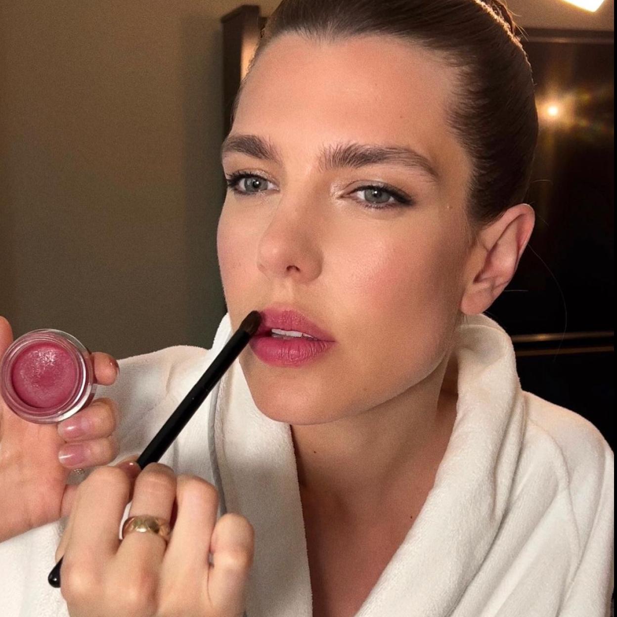 Carlota Casiraghi maquillándose los labios.