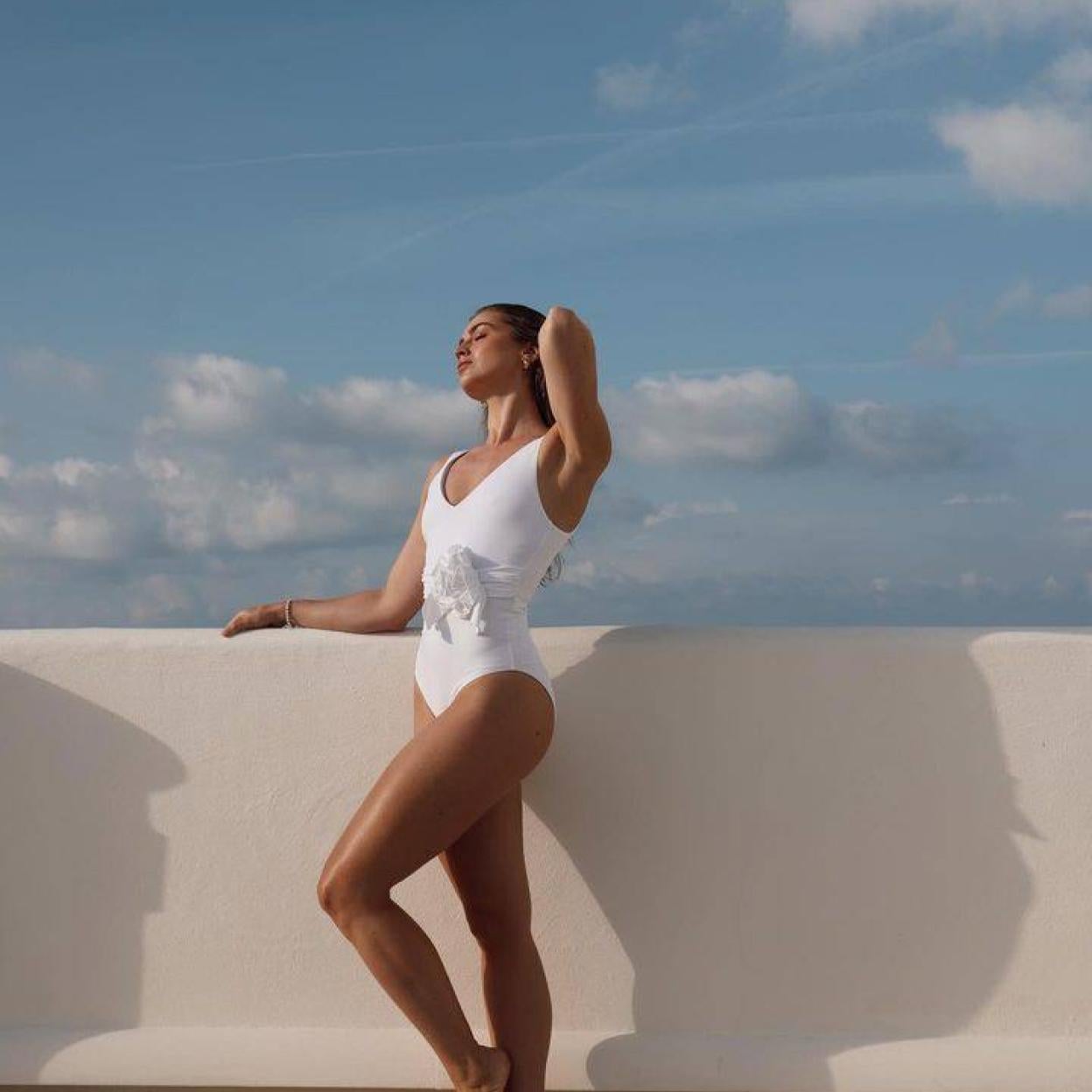 Influencer con piel firme y sin celulitis