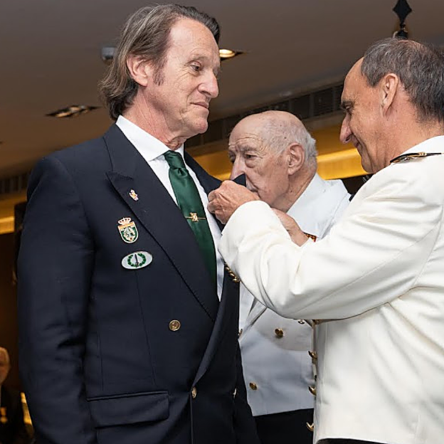 Kitin Muñoz recibe la Cruz de Oro de la Patrulla Auxiliar Marítima de la Real Liga Naval Española de manos del presidente de la RLNE, Juan Díaz Cano. 