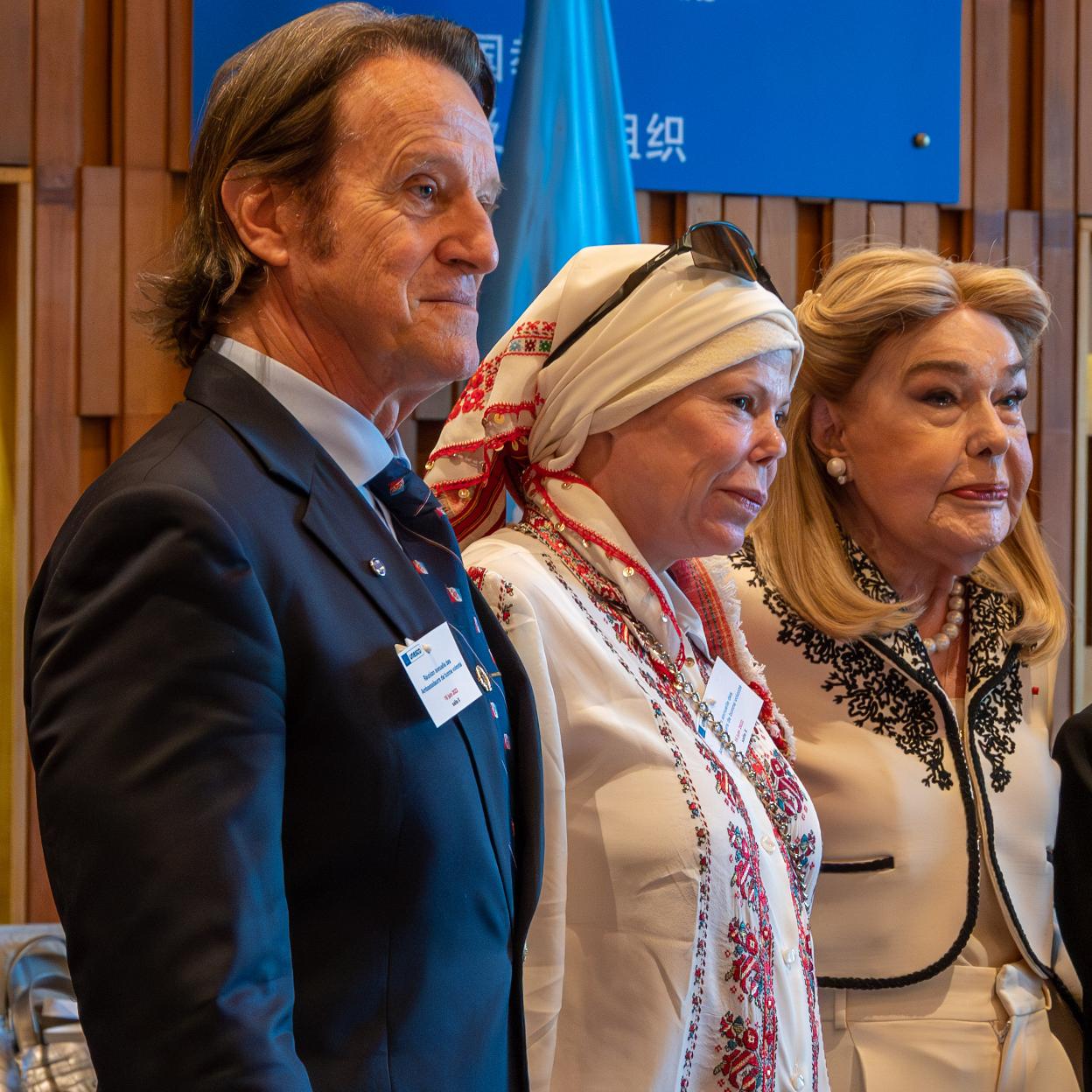 Kitin Muñoz y Kalina de Bulgaria con Marianna Vardinoyannis, embajadora de Buena Voluntad de la Unesco y galardonada con el Premio Nelson Mandela. 