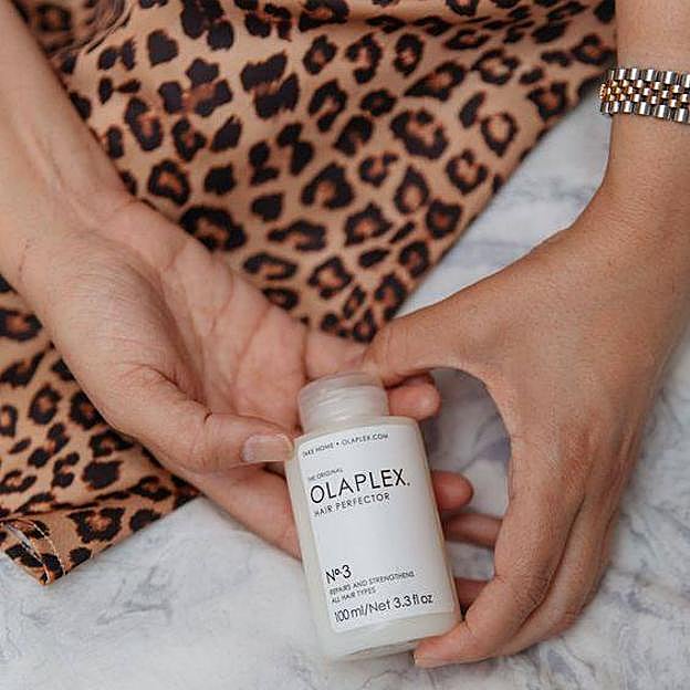 Mujer mostrando Olaplex 3