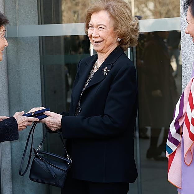 Imagen principal - Así es el Puzzle de Loewe de la reina Sofía.