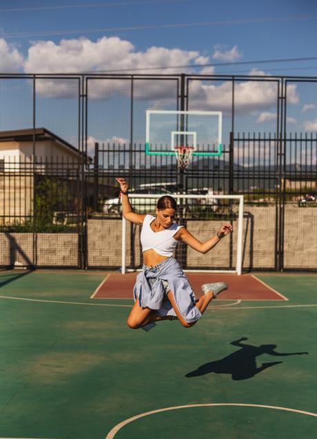 Imagen - Mujer saltando/PEXELS