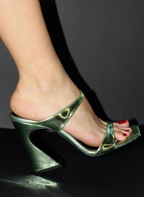 Imagen - Sandalias tipo mule con tacón metalizadas de Sofía Peralta, 170 euros.