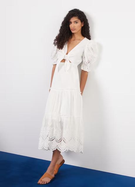 Imagen - Vestido blanco con bordado suizo y escote cruzado de Tintoretto. Foto: El Corte Inglés.