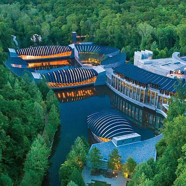 En 2011 Walton inauguró el Crystal Bridges Museum que alberga su colección de arte. 