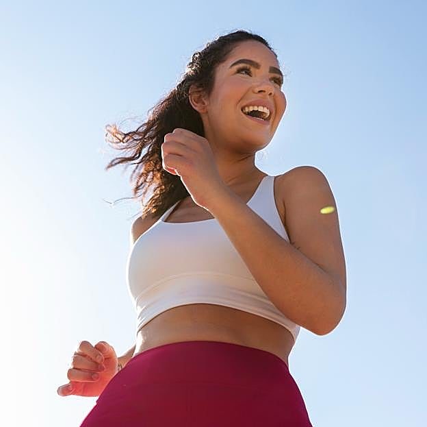 Mujer haciendo ejercicio al aire libre. 