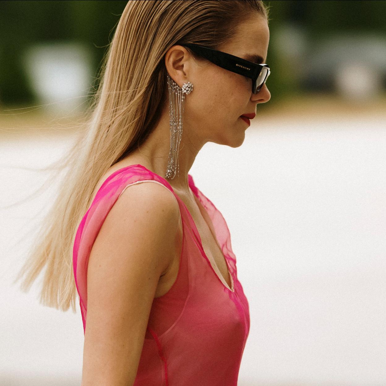 Una modelo de street style con un look de verano.