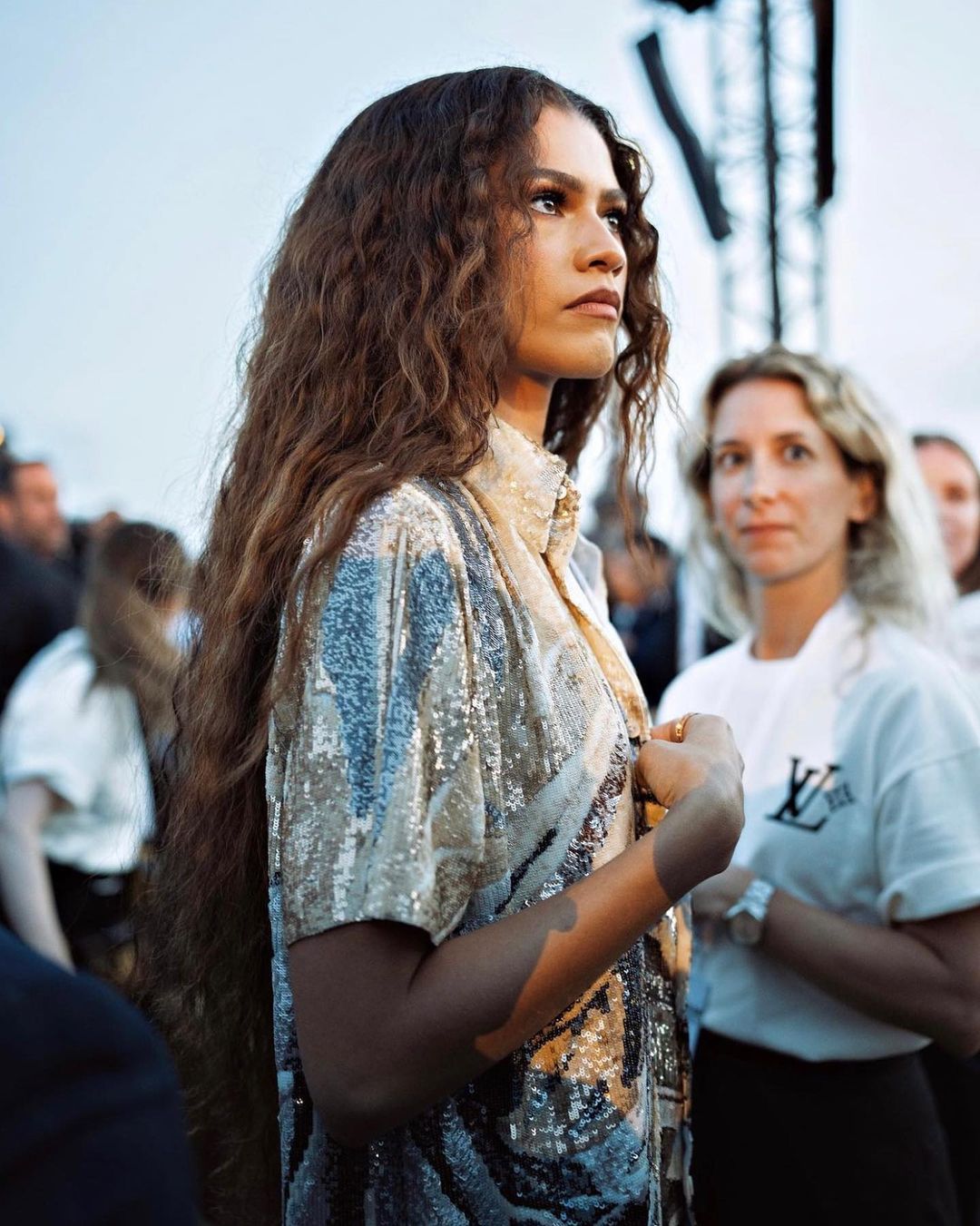 Zendaya con unos rizos definidos.