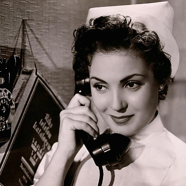 Carmen Sevilla en la película 'Congreso en Sevilla' (1955), en la que fingía ser una doctora sueca. 