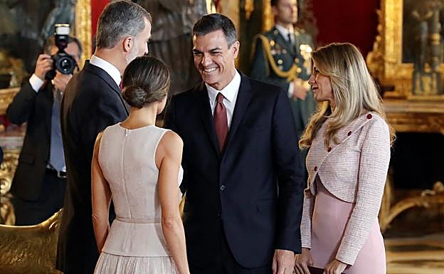 Los reyes Felipe y Letizia saludan a Pedro Sánchez y Begoña Gómez en la recepción en el Palacio Real con motivo del Día de la Hispanidad, en 2018. 