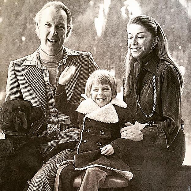 Foto de familia de Vittorio Emanuele de Saboya, Marina Doria y el pequeño Filiberto, en Gstaad (Suiza). 