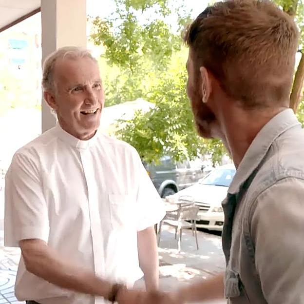 El padre Cruz, en un momento de la entrevista en Telecinco. 