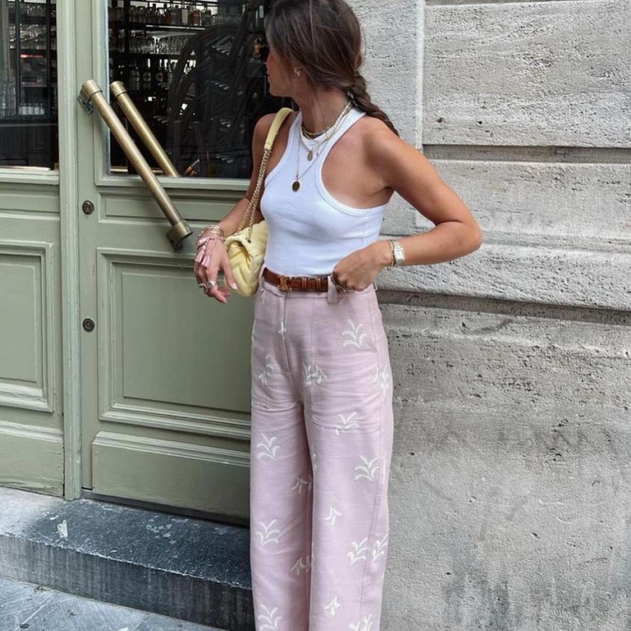 Una influencer con pantalones de lino.