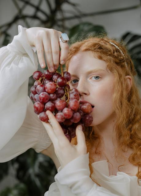 Imagen - Mujer comiendo uvas/PEXELS