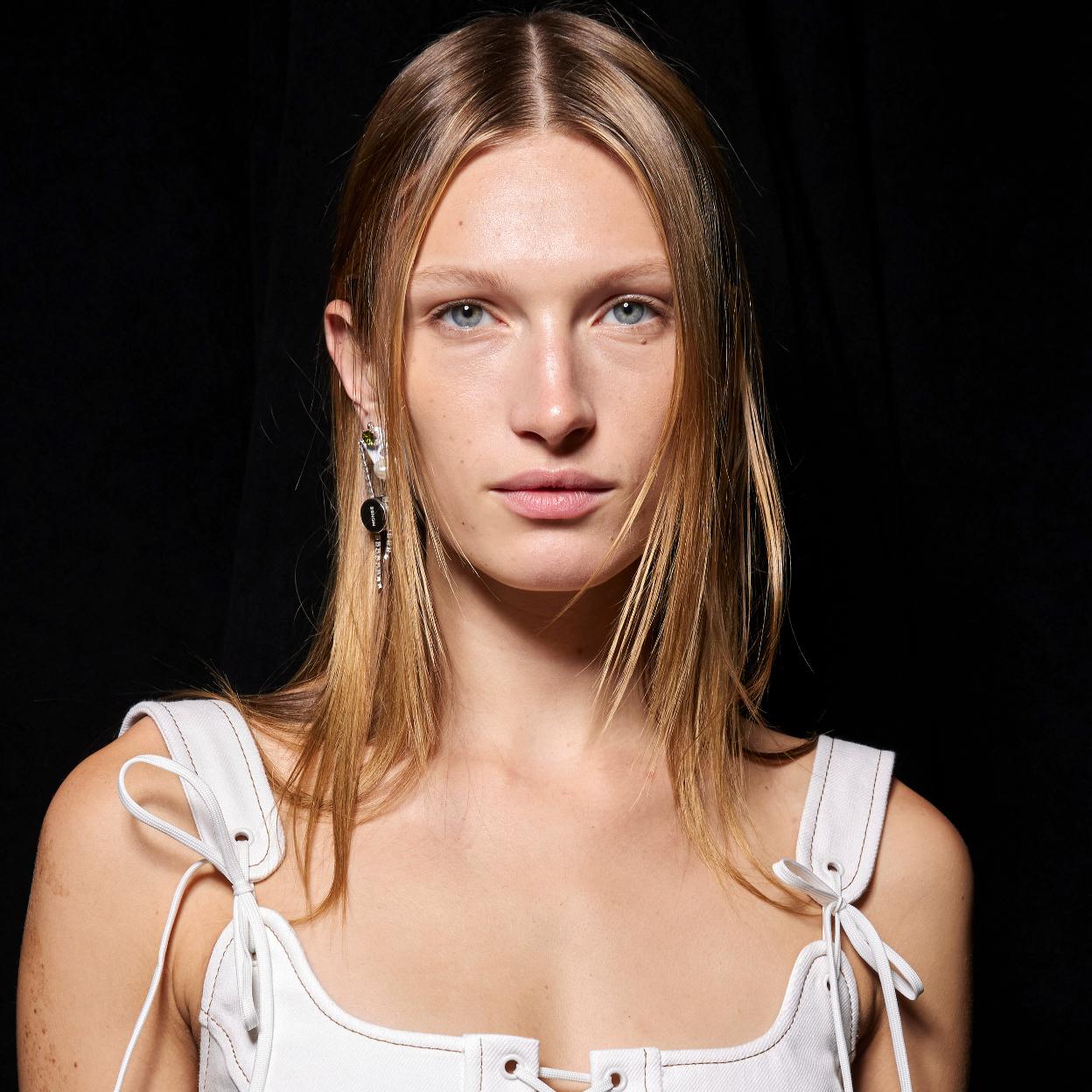 Modelo con pelo alisado con plancha