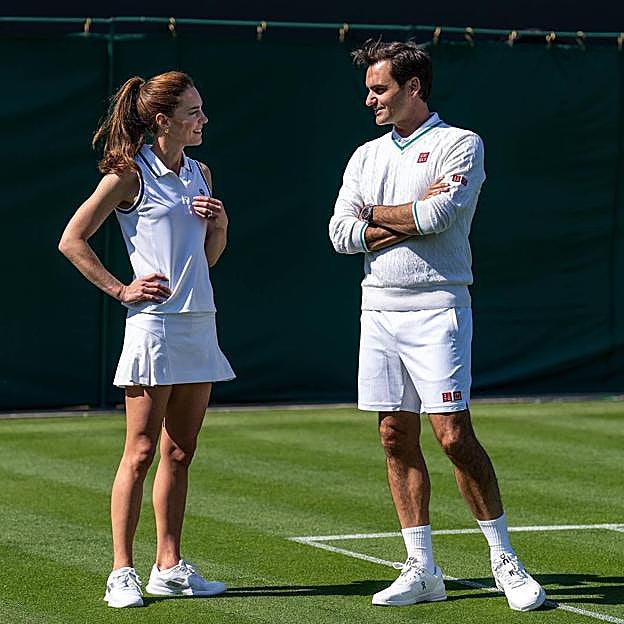 Kate Middleton y Roger Federer charlando en las canchas de Wimbledon. 
